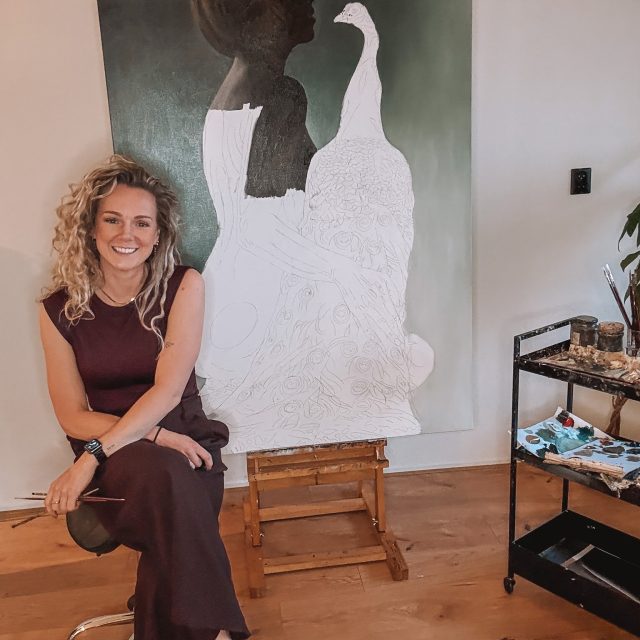 Nieuw doek. Nieuw project. Eentje die nét even anders is. 🦚🎨

Ik ben begonnen aan een nieuw schilderij.
Een opdracht waar ik al even naar uitkeek.

De fotoshoot hiervoor was al een tijdje geleden, maar omdat ik lekker vol zit met opdrachten, kwam ik er nu pas aan toe om écht te starten. Soms is dat juist fijn. Dan heeft een schilderij al even kunnen rijpen in mijn hoofd.

Je ziet het nog niet zo goed maar het wordt een vrouw met een pauw. Dat heb ik nog nooit eerder geschilderd. Dus een leuke nieuwe uitdaging!

Die pauw… de veren, de structuur, het licht, de details, dát wordt echt een uitdaging. Heb er al veel over lopen denken hoe ik het ga aanpakken. Maar zo’n uitdaging wordt ik stiekem wel heel blij van. Al die details van die pauw, dat wordt met de manier hoe ik schilder echt super vet!

Wat het extra leuk maakt: de klik met degene voor wie ik dit schilderij mag maken. Dat voelt meteen goed. En dat doet altijd iets met het proces. Het geeft vertrouwen, rust en vooral heel veel zin om hier iets moois van te maken.

Ik ben zó benieuwd hoe dit werk zich gaat ontwikkelen.
Voor nu: eerste lagen, eerste keuzes, eerste twijfels en onzekere gedachtes.

Maar één ding weet ik zeker: dit wordt een avontuur!

—
Wie ben ik?
Emily van de Wiel

Ik ben kunstenares, gespecialiseerd in hyperrealistische schilderijen die vrouwelijke kracht en kwetsbaarheid vangen. Mijn werk draait om detail, licht en intimiteit. Vaak persoonlijk, soms rauw, maar altijd echt. Ik maak zowel vrij werk als schilderijen in opdracht, ieder doek met liefde en precisie geschilderd.

Laten we connecten!