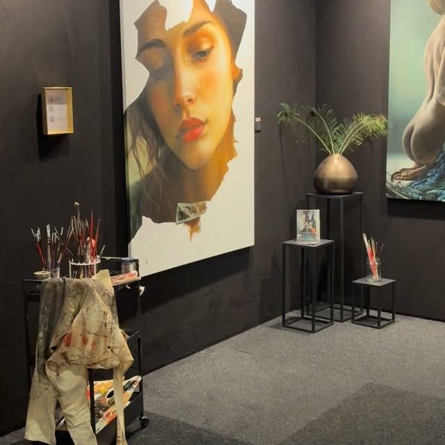 Laatste dag… en ik zit een beetje in een gekke mix 😅💛

Vandaag is de laatste dag van de Art of Living Event in het Autotron.

En zo’n weekend… dat voelt echt als een bubbel.

Je leeft hier drie dagen helemaal in.
Alleen maar gesprekken. Mensen. Indrukken. Energie.

En nu?
Ik ben moe. Mijn sociale batterij is bijjjjjna leeg

Maar tegelijkertijd zit ik ook vol met energie!

Vol energie van alle gesprekken.
Van de mensen die langskwamen.
Van de complimenten.
Van de momenten dat iemand stil werd bij een schilderij.

En ook gewoon… trots.

Mensen die naar mijn atelier komen.
Mensen die een optie nemen op een schilderij.
Dat blijft bijzonder.

We hebben nog een paar uurtjes te gaan.
Dus ik ga nog even alles geven.

Maar nu al kan ik zeggen:
dit weekend was echt geweldig.

Misschien zie ik je zo nog.
En anders… dankjewel als je er was 💛

—
Wie ben ik?
Emily van de Wiel

Ik ben kunstenares, gespecialiseerd in hyperrealistische schilderijen die vrouwelijke kracht en kwetsbaarheid vangen. Mijn werk draait om detail, licht en intimiteit. Vaak persoonlijk, soms rauw, maar altijd echt. Ik maak zowel vrij werk als schilderijen in opdracht, ieder doek met liefde en precisie geschilderd.

Laten we connecten!