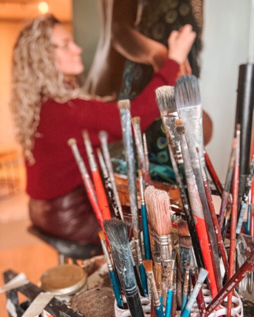 Proud Marie is bijna klaar! 👀🎨

Oké… dit keer ga ik jullie nog héél even wat langer laten wachten. 

Normaal kan ik niet wachten om het eindresultaat te delen zodra het af is. Maar bij Proud Marie voelt het leuk om de spanning nét iets langer vast te houden. Dus nee… dit is nog niet de reveal.

Die komt hierna.

Hier ben ik nog midden in het proces. Kwasten in mijn hand. Nog steeds zoekend naar de perfecte balans tussen huid, schaduw en die intense kleuren van de pauw. Als je goed kijkt zie je hoeveel lagen er al in zitten. En geloof me… daar zitten héél wat uren in.

Wat ik zelf mooi vind aan deze fase?
Het moment waarop je voelt dat het schilderij bijna “klopt”, maar je nog nét dat laatste stukje magie moet toevoegen. Dat is altijd spannend. Maar ook het leukste.

De volgende post wordt het eindresultaat.

Dus hou mijn socials goed in de gaten.
Ik ben zó benieuwd wat jullie ervan gaan vinden. ✨

—
Wie ben ik?
Emily van de Wiel

Ik ben kunstenares, gespecialiseerd in hyperrealistische schilderijen die vrouwelijke kracht en kwetsbaarheid vangen. Mijn werk draait om detail, licht en intimiteit. Vaak persoonlijk, soms rauw, maar altijd echt. Ik maak zowel vrij werk als schilderijen in opdracht, ieder doek met liefde en precisie geschilderd.

Laten we connecten!