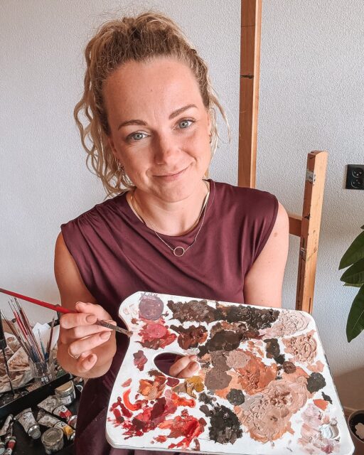 Wie is eigenlijk de persoon achter de schilderijen?

Op 15, 16 en 17 mei sta ik weer op de Art of Living Event.

En naast mijn werk… sta ik daar ook gewoon zelf.
Dat vind ik misschien nog wel het spannendste én het leukste tegelijk.

Normaal zit ik alleen in mijn atelier. In stilte. Met mijn kwasten en mijn doek. Maar tijdens de beurs sta ik drie dagen lang midden tussen de mensen. In gesprek. Luisterend. Vertellend.

Dus bij deze alvast: wie ben ik eigenlijk als je me daar ontmoet?

Ik ben iemand die eindeloos kan praten over details. Over waarom een oog nét iets donkerder moest. Waarom ik soms weken bezig ben met één stuk. Waarom ik liever tien keer corrigeer dan het half af te leveren.

Maar ik ben ook iemand die het nog steeds bijzonder vindt als iemand zegt:
“Is dit echt geschilderd?”

Ik hou van echte gesprekken. Niet alleen over kunst, maar ook over dingen die mensen raken. Over wat iemand voelt bij een werk. Wat het losmaakt. Of waarom iemand juist ergens stil van wordt.

En nee, je hoeft echt niet te komen omdat je iets wil kopen. Je mag ook gewoon langskomen om te kijken. Of om even gedag te zeggen. Of om te zien hoe verf er in het echt uitziet als je er met je neus bijna bovenop staat.

Dus als je de grote zaal binnenloopt, rechtsaf gaat en de trap omhoog neemt… dan loop je zo tegen mijn stand aan.

Kom gerust even kennismaken. 💛

p.s. Ik mag vrijkaartjes weggeven voor het event! Schrijf je in voor mijn nieuwsbrief via de link in mijn bio en maak kans op 2 tickets! 🔥

—
Wie ben ik?
Emily van de Wiel

Ik ben kunstenares, gespecialiseerd in hyperrealistische schilderijen die vrouwelijke kracht en kwetsbaarheid vangen. Mijn werk draait om detail, licht en intimiteit. Vaak persoonlijk, soms rauw, maar altijd echt. Ik maak zowel vrij werk als schilderijen in opdracht, ieder doek met liefde en precisie geschilderd.

Laten we connecten!