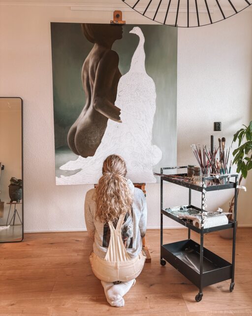 Een nieuwe update van het schilderij met de pauw 🦚🎨

Het begin is gemaakt!

De vrouw begint al echt goed zichtbaar te worden op het doek…
Maar de pauw? Daar ben ik nog niet aan begonnen.

Maar om eerlijk te zijn, stel ik die een beetje uit, merk ik.
Niet omdat ik het niet wil, juist wél!
Maar omdat ik het toch wel spannend vind.
Ik heb nog nooit eerder een pauw geschilderd.
En dan weet ik gewoon: dit wordt een uitdaging.
Zoveel details. Zoveel kleur. Zoveel diepte.

Maar dat is ook het leuke!

Dat elk werk me weer iets nieuws laat proberen.
Dat ik mag groeien, experimenteren, ontdekken.
En dat maakt deze opdracht zó leuk.

Dus ja… de pauw komt eraan, no worries.

Ik heb er zin in. Maar ik houd ‘m nog heel even als toetje. 😉

—
Wie ben ik?
Emily van de Wiel

Ik ben kunstenares, gespecialiseerd in hyperrealistische schilderijen die vrouwelijke kracht en kwetsbaarheid vangen. Mijn werk draait om detail, licht en intimiteit. Vaak persoonlijk, soms rauw, maar altijd echt. Ik maak zowel vrij werk als schilderijen in opdracht, ieder doek met liefde en precisie geschilderd.

Laten we connecten!
