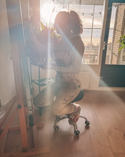 In mijn atelier begint het allemaal.

Voordat ik straks op 15, 16 en 17 mei op de Art of Living Event sta, begint het hier.

In stilte. 

Met verf op mijn handen en muziek op de achtergrond.

De beurs zelf is drie dagen vol gesprekken, energie en ontmoetingen. Maar wat je daar ziet, ontstaat hier. Uren alleen. Laag voor laag. Twijfelen. Doorzetten. Nog een veer extra uitwerken. Nog een detail scherper maken.

Voor deze editie neem ik onder andere het schilderij van de pauw mee. Daar heb ik zóveel tijd in gestopt. Elke veer, elke nuance. Het is spannend om dat straks los te laten en te zien hoe mensen reageren. Je weet het nooit. 

Wat ik fijn vind aan de beurs, is dat ik daar ineens tussen andere kunstenaars sta. Normaal zit ik vooral in mijn eigen bubbel. In mijn atelier. Met mijn moeder natuurlijk, en een paar mensen om me heen. Maar verder niet echt in de kunstwereld. Tijdens de Art of Living voel ik dat wél. Dan sta ik tussen mensen die net zo gepassioneerd zijn over creëren.

En dat geeft energie.

Dus terwijl jij misschien straks langs mijn stand loopt, weet dan: dit is waar het begon. 

In een stille ruimte. 

Met geduld. 

En veel liefde voor het vak.

Ik ben benieuwd wat jij straks voelt als je het werk in het echt ziet. 💛

p.s. Ik mag vrijkaartjes weggeven voor het event! Schrijf je in voor mijn nieuwsbrief via de link in mijn bio en maak kans op 2 tickets! 🔥

—
Wie ben ik?
Emily van de Wiel

Ik ben kunstenares, gespecialiseerd in hyperrealistische schilderijen die vrouwelijke kracht en kwetsbaarheid vangen. Mijn werk draait om detail, licht en intimiteit. Vaak persoonlijk, soms rauw, maar altijd echt. Ik maak zowel vrij werk als schilderijen in opdracht, ieder doek met liefde en precisie geschilderd.

Laten we connecten!