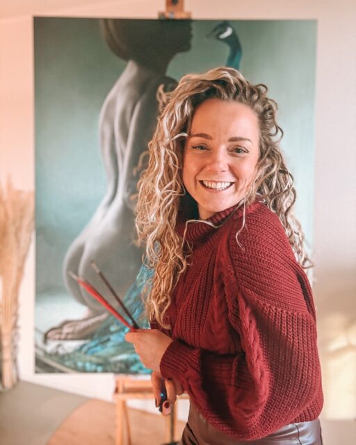 Dit is waarom ik schilder.

Als ik straks op 15, 16 en 17 mei op de Art of Living Event sta, zie je mijn werk aan de muur.

Maar wat je niet ziet… is het verhaal daarachter.

Ik schilder omdat ik iets wil vastleggen wat je niet in woorden kunt vangen.
Een blik. Een kracht. Een zachtheid. Iets dat raakt.

Soms sta ik zelf niet eens stil bij hoe bijzonder het is dat ik dit kan maken. Het voelt voor mij zo natuurlijk. Alsof ik gewoon doe wat ik moet doen. Totdat iemand voor een schilderij staat en zegt: “Wacht… is dit geen foto?”

Of totdat iemand emotioneel wordt.

Dat moment vergeet ik nooit.
Dat iemand zich zó geraakt voelt door iets wat ik met mijn handen heb gemaakt!

Tijdens eerdere edities voelde ik vooral trots. Trots dat ik mijn werk niet alleen in mijn atelier zag, maar aan de wereld kon laten zien. Trots dat mensen het écht zagen en hoe ze daarop reageerde. En dat ik zelf ook ben gegroeid. Van een beetje onzeker in mijn eerste jaar, naar veel zekerder in het vertellen van mijn verhaal.

En dat verhaal gaat niet alleen over techniek of details.
Het gaat over aandacht. Over geduld. Over laag voor laag bouwen aan iets wat blijft.

Als je straks bij mijn stand komt, vertel ik je dat verhaal graag.
Niet omdat je iets moet kopen. Maar omdat ik het mooi vind om te delen waarom ik doe wat ik doe.

En wie weet… raakt het jou ook. 💛

p.s. Ik mag vrijkaartjes weggeven voor het event! Schrijf je in voor mijn nieuwsbrief via de link in mijn bio en maak kans op 2 tickets! 🔥

—
Wie ben ik?
Emily van de Wiel

Ik ben kunstenares, gespecialiseerd in hyperrealistische schilderijen die vrouwelijke kracht en kwetsbaarheid vangen. Mijn werk draait om detail, licht en intimiteit. Vaak persoonlijk, soms rauw, maar altijd echt. Ik maak zowel vrij werk als schilderijen in opdracht, ieder doek met liefde en precisie geschilderd.

Laten we connecten!