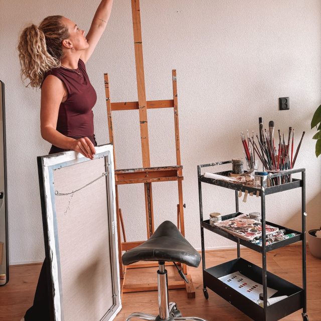 Welke werken neem ik mee… en welke laat ik thuis?

Dat is misschien wel het lastigste onderdeel van de voorbereiding voor de Art of Living Event. 

Op 15, 16 en 17 mei sta ik in het Autotron in Rosmalen.

Ik kan niet alles meenemen...

Ik maak niet heel veel schilderijen per jaar. Dat kan ook niet, met hoeveel tijd en detail erin gaat. Dus elke keuze voelt belangrijk. Welk werk past bij elkaar? Welke versterken elkaar? Welke durf ik los te laten?

De pauw gaat sowieso mee. Daar twijfel ik niet over. Daar zit zóveel tijd, focus en liefde in. Ik ben oprecht benieuwd hoe mensen daarop reageren als ze hem in het echt zien. Want foto’s doen het werk nooit helemaal recht.

Daarnaast kies ik bewust voor een mix. Wellicht een van mijn werken die mensen mogelijk al kennen. Maar ook nieuwe stukken. Vrij werk. Werk waarin ik zelf voel dat ik weer een stap ben gegroeid.

Het is altijd een beetje spannend. Je weet nooit welk schilderij iemand raakt. Soms is dat precies degene waarvan jij denkt: dit is mijn favoriet. En soms juist een werk waarvan je het niet verwacht. Dat maakt het ook mooi.

Dus ja, de komende weken staan in het teken van passen, schuiven, kijken. Net zolang tot het klopt.

En dan zie ik je hopelijk in Rosmalen.

Trap op, rechts de zaal in… en dan loop je zo mijn wereld binnen. 💛

p.s. Ik mag vrijkaartjes weggeven voor het event! Schrijf je in voor mijn nieuwsbrief via de link in mijn bio en maak kans op 2 tickets! 🔥

—
Wie ben ik?
Emily van de Wiel

Ik ben kunstenares, gespecialiseerd in hyperrealistische schilderijen die vrouwelijke kracht en kwetsbaarheid vangen. Mijn werk draait om detail, licht en intimiteit. Vaak persoonlijk, soms rauw, maar altijd echt. Ik maak zowel vrij werk als schilderijen in opdracht, ieder doek met liefde en precisie geschilderd.

Laten we connecten!