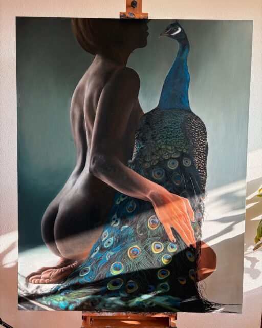 Proud Marie… en dan ineens dat ochtendzonnetje ☀️

Soms heb je van die momenten dat een schilderij ineens nóg meer tot leven komt.

Vanmorgen viel het licht precies goed op Proud Marie.
En ik dacht echt even… wow.

De kleuren kwamen zó mooi naar voren. Het felle blauw, het groen… alles begon ineens te leven. Alsof het schilderij zelf even zei: “kijk dan.”

Ik heb ook wat detailfoto’s gemaakt, omdat je daar de penseelstreken goed ziet. Dat vind ik zelf altijd het leukste. Dat je van dichtbij ziet dat het geen foto is, maar echt laag voor laag opgebouwd.

Maar eerlijk is eerlijk…

Als je het écht wil zien, moet je het in het echt komen bekijken.
Op foto mis je gewoon iets. De diepte. Het licht. Hoe het verandert als je erlangs loopt.

Dus ik neem Proud Marie mee naar de Art of Living Event op 15, 16 en 17 mei in het Autotron.

Kom vooral even kijken! Gewoon omdat het kan. Of omdat je nieuwsgierig bent. Of omdat je wil zien hoe verf er van dichtbij uitziet.

En zeg dan ook even hoi. Vind ik leuk 💛

p.s. Ik mag vrijkaartjes weggeven voor het event! Schrijf je in voor mijn nieuwsbrief via de link in mijn bio en maak kans op 2 tickets! 🔥

—
Wie ben ik?
Emily van de Wiel

Ik ben kunstenares, gespecialiseerd in hyperrealistische schilderijen die vrouwelijke kracht en kwetsbaarheid vangen. Mijn werk draait om detail, licht en intimiteit. Vaak persoonlijk, soms rauw, maar altijd echt. Ik maak zowel vrij werk als schilderijen in opdracht, ieder doek met liefde en precisie geschilderd.

Laten we connecten!